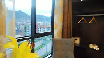 Single Room, 1 Queen Bed | In-room safe, desk, laptop workspace, soundproofing