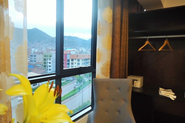 Single Room, 1 Katil Ratu (Queen) | Peti besi dalam bilik, meja, ruang kerja komputer riba, kalis bunyi