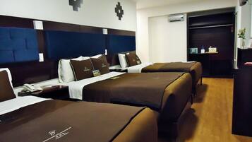 Habitación triple | Caja fuerte, escritorio, espacio para trabajar con un portátil