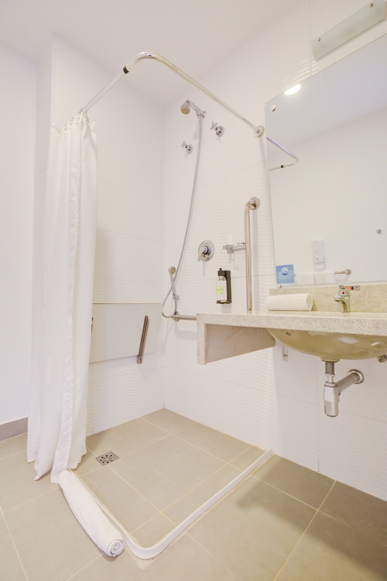 quarto casal standard adaptado | bathroom | shower, free toiletries, hair dryer, towels