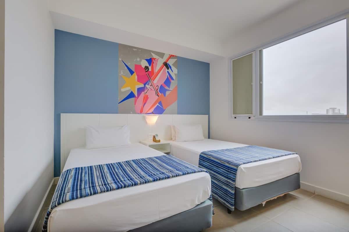 Habitación estándar con 2 camas individuales | Minibar, caja fuerte, escritorio y cortinas opacas