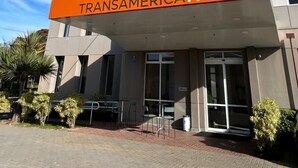 Um edifício moderno com uma placa que diz 'TRANSAMERICAfit'.