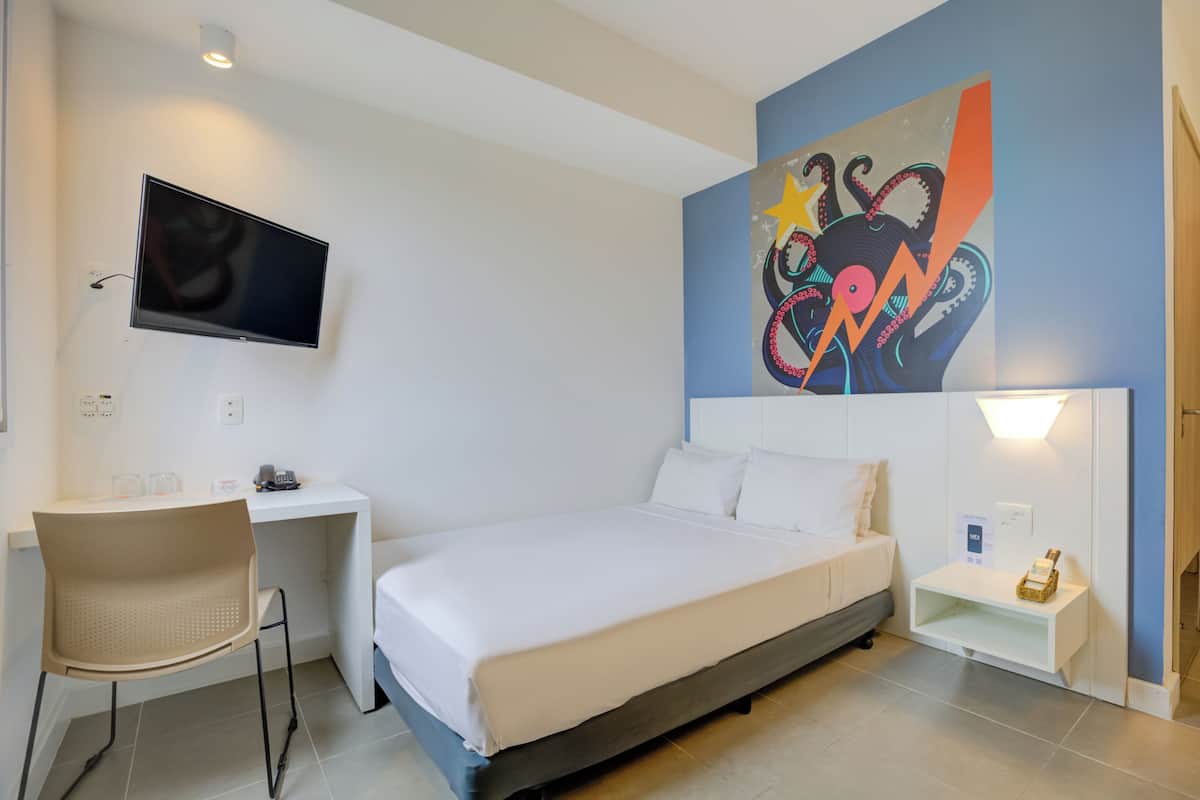 Quarto Casal Standard Adaptado | 迷你吧、客房内保险箱、办公桌、遮光窗帘