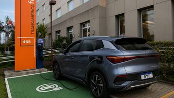 Electric vehicle charging station
