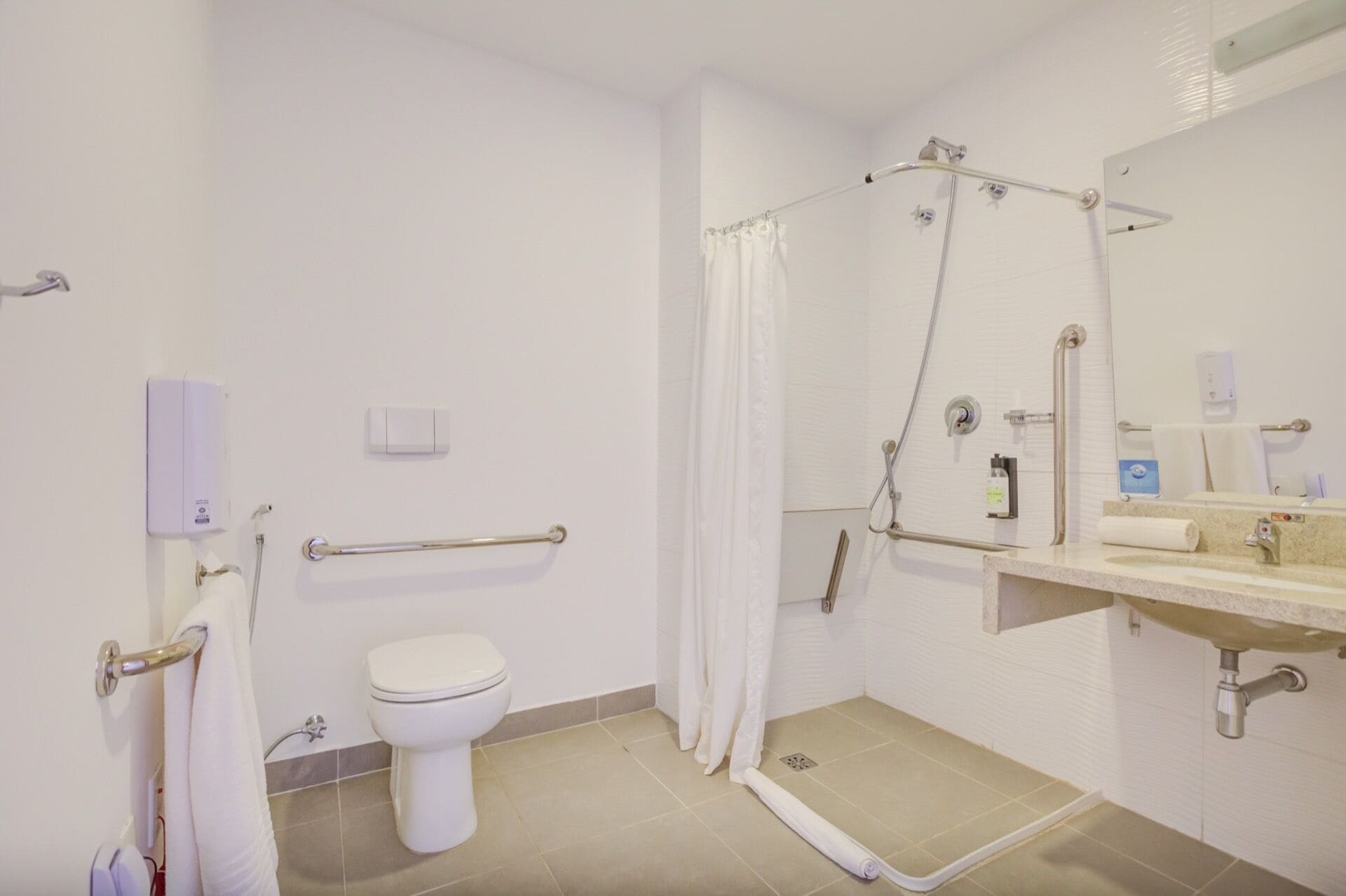 quarto casal standard adaptado | bathroom | shower, free toiletries, hair dryer, towels