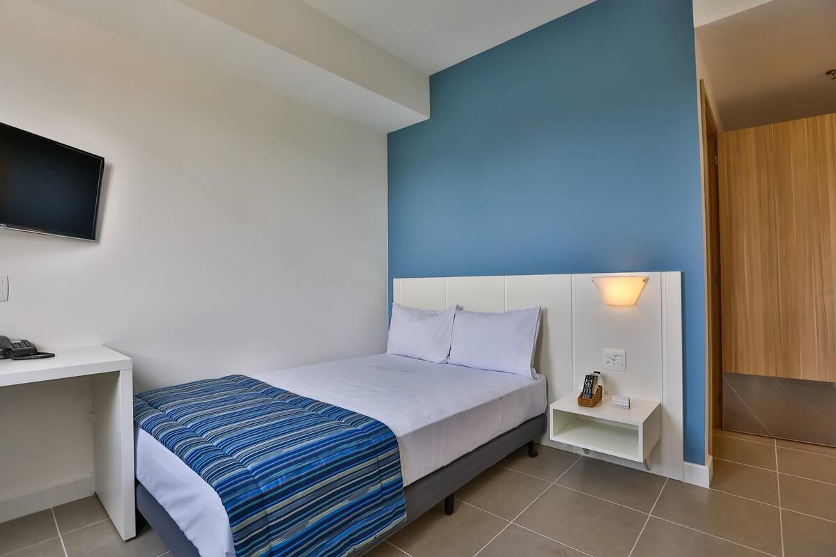迷你吧、客房内保险箱、办公桌、遮光窗帘