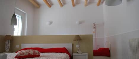 Superior-Dreibettzimmer | Kostenlose Babybetten, kostenloses WLAN, Bettwäsche