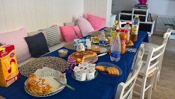 Desayuno con opciones de la cocina local incluido todos los días 