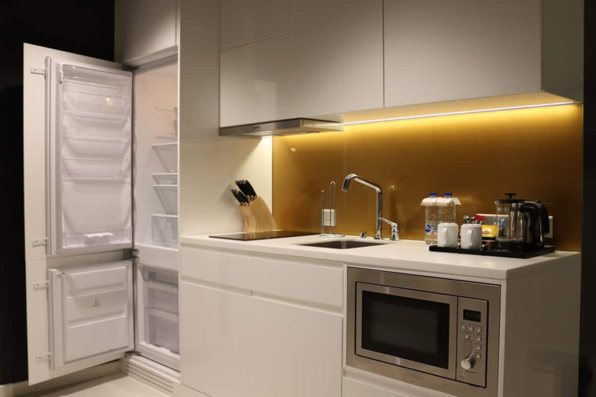 studio suite, 1 king bed, accessible, kitchen (city view) | private kitchen | full-sized fridge, microwave, oven, stovetop