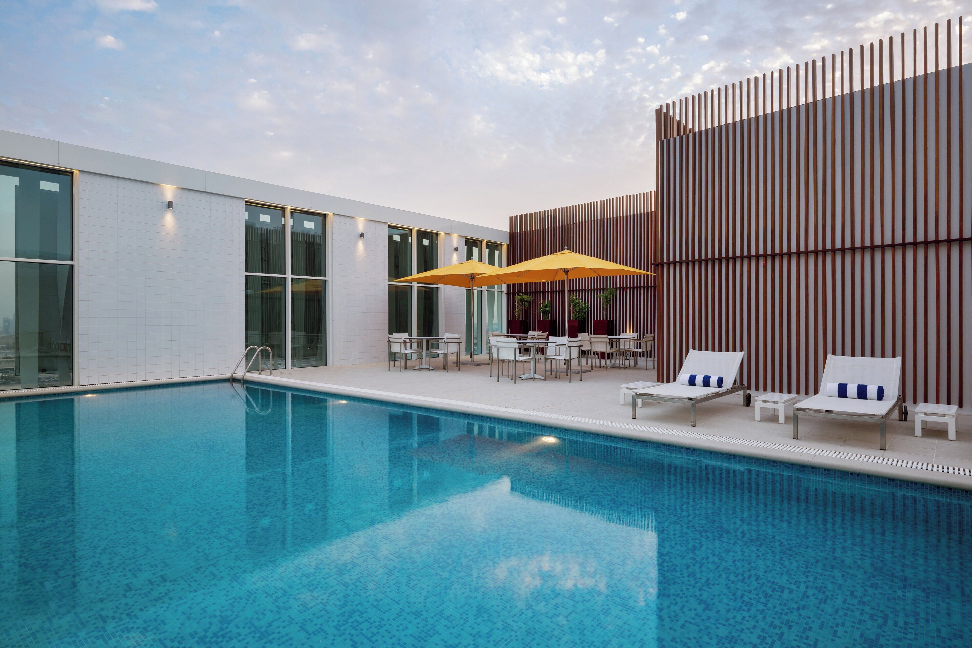 Piscina a l'aire lliure (horari: 06:00-00:00), para-sols i gandules 