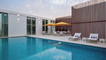 Piscina a l'aire lliure (horari: 06:00-00:00), para-sols i gandules