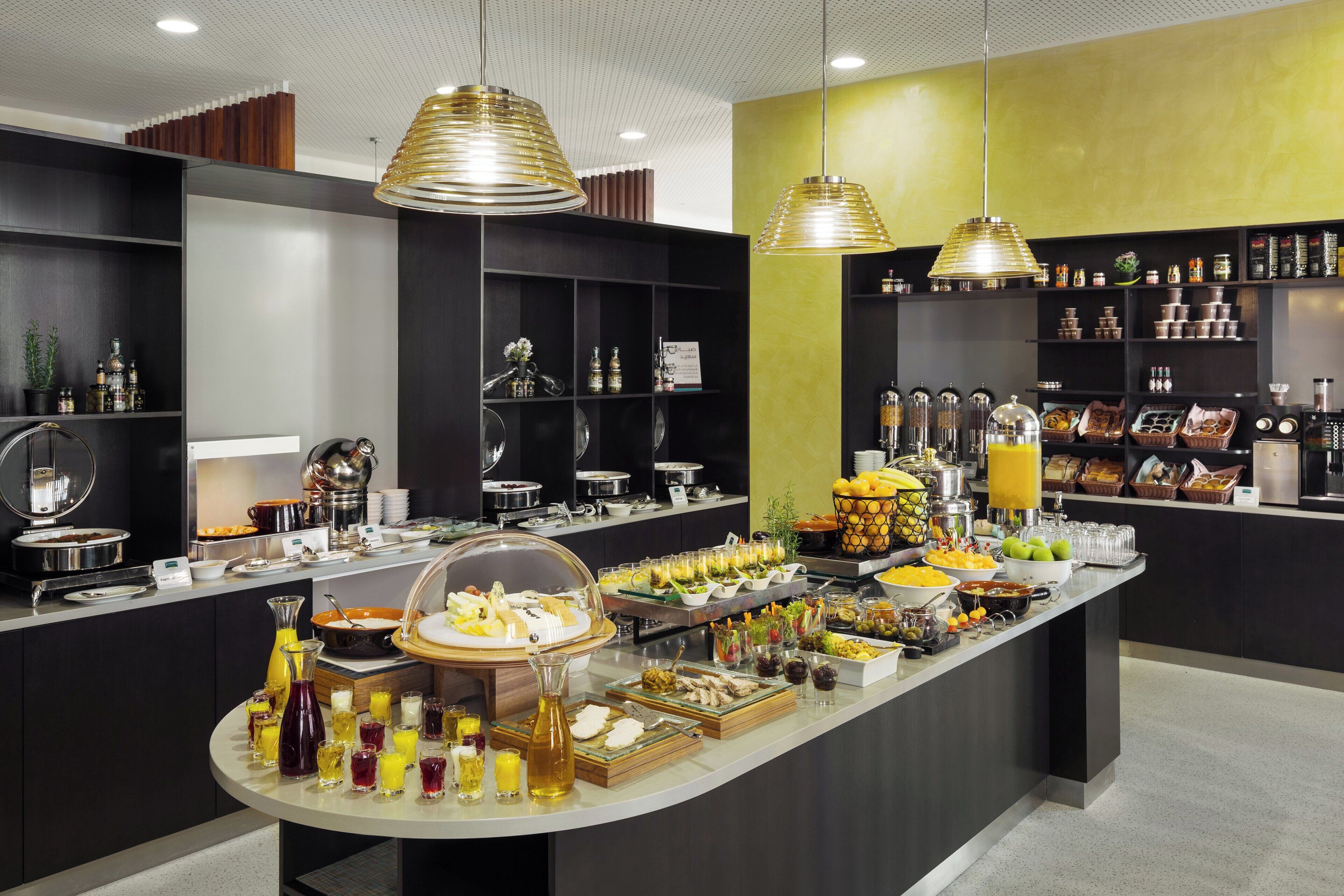 Un montaje de buffet con diferentes alimentos y bebidas.