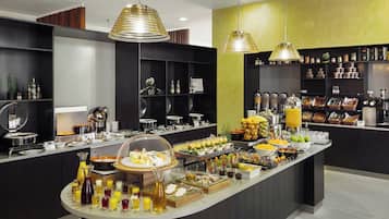 Un montaje de buffet con diferentes alimentos y bebidas.