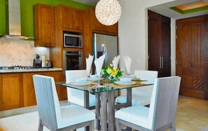 City Condo, 1 Bedroom | In-room dining