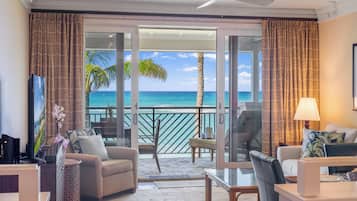 Panoramic-Villa, 1 Queen-Bett und Schlafsofa, Meerblick (Villa 317) | Wohnbereich | 55-Zoll-Fernseher mit Kabelempfang, Netflix, Streaming-Dienste