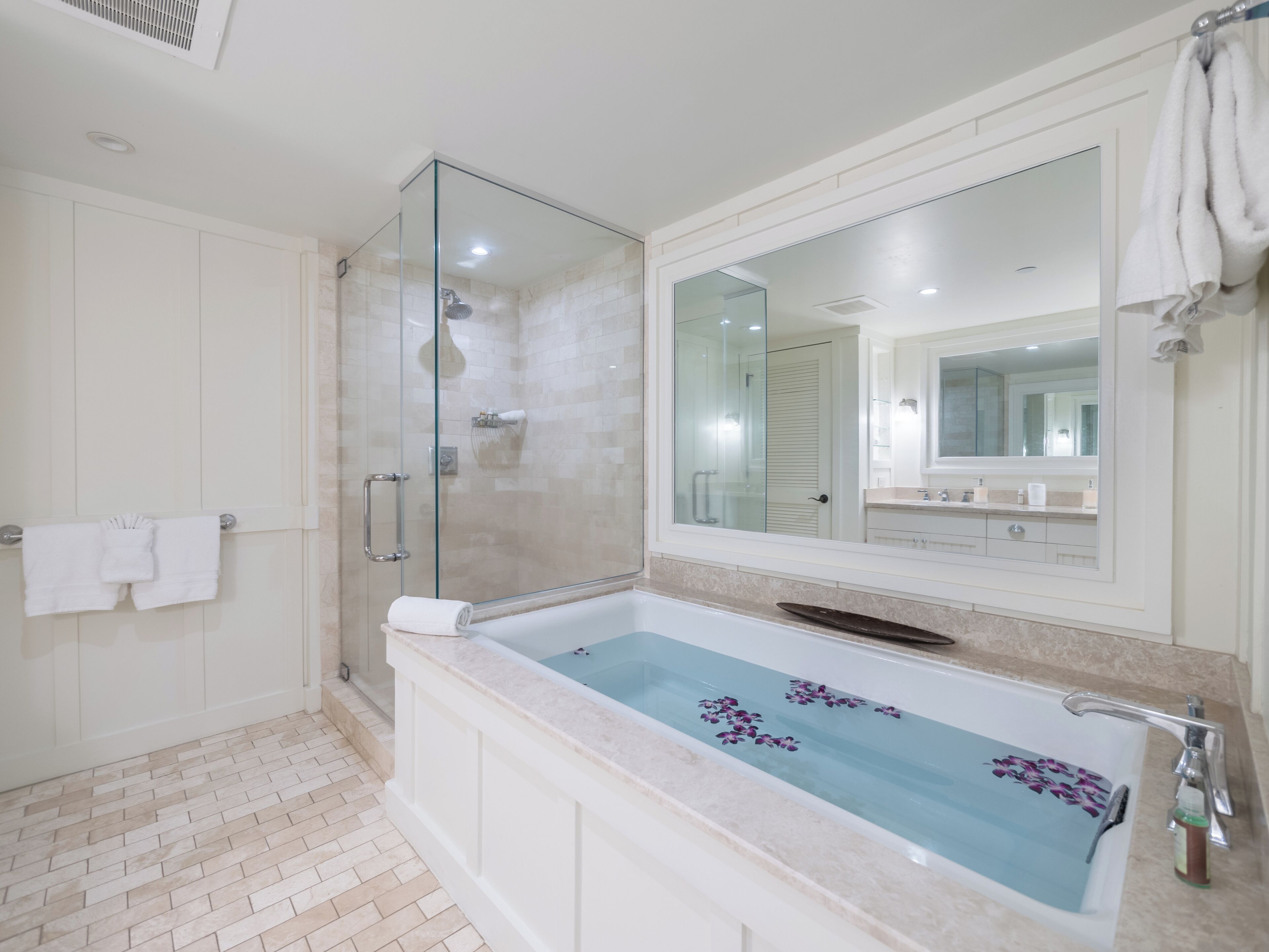 Articles de toilette gratuits, sèche-cheveux, serviettes fournies, savon
