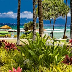 Villa Deluxe, 4 camere da letto, vista oceano (Villa 105-106) | Spiaggia | Sulla spiaggia, lettini da mare, ombrelloni, teli da spiaggia