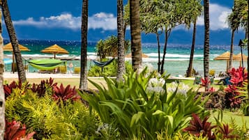 Vila Deluks, 4 kamar tidur, pemandangan samudra (Villa 105-106) | Pantai | Di pantai, kursi berjemur, payung pantai, dan handuk pantai