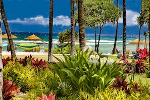Vila luxo, 4 quartos, vista para o oceano (Villa 105-106) | Praia | Na praia, espreguiçadeiras, guarda-sóis, toalhas de praia 