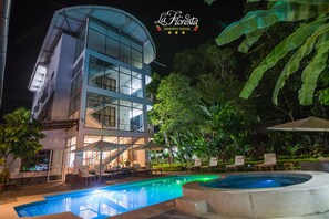 Outdoor pool, pool loungers - La Floresta Tarapoto Hostal (La Banda de Shilcayo)