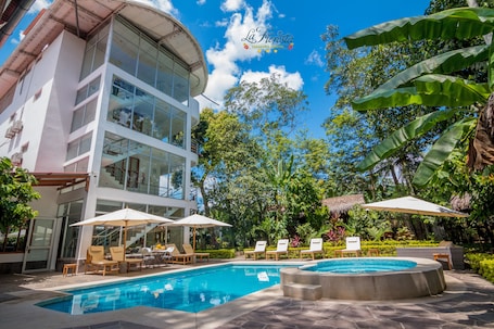 Outdoor pool, pool loungers. La Floresta Tarapoto Hostal