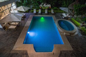 Outdoor pool, pool loungers - La Floresta Tarapoto Hostal (La Banda de Shilcayo)