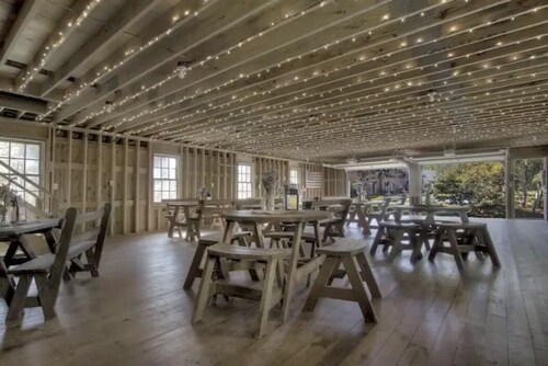 Beautiful, Private Estate! Available for up to 8 guests.