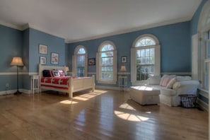 4 habitaciones, caja de seguridad en la habitación y escritorio