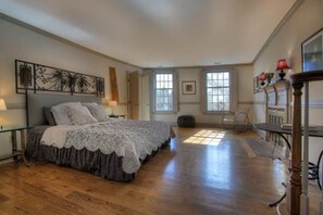 4 bedrooms, in-room safe, desk, iron/ironing board