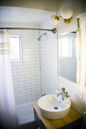 Dusche, Haartrockner, Hausschuhe, Handtücher