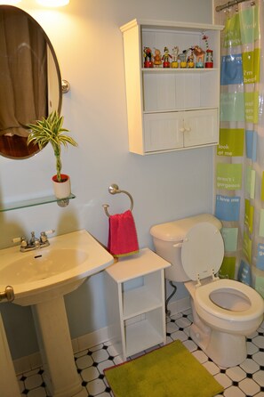 Combined shower/bathtub, hair dryer, towels, soap - Hip Eclectic 1 Bedroom In OTR (Cincinnati)