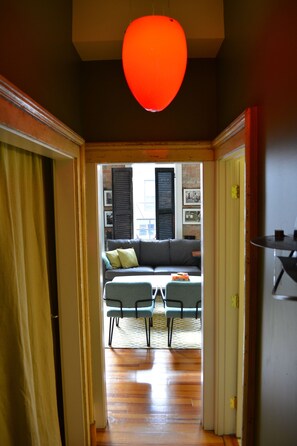 TV, Netflix, books, streaming services - Hip Eclectic 1 Bedroom In OTR (Cincinnati)