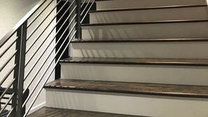 Eine Treppe mit Metallgeländer und modernem Design.