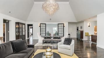 Smart-tv, eldstad, dvd-spelare och ett musikbibliotek