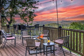 Outdoor dining - Soaring Hawk The `Ultimate` Log Cabin with EPIC Breathtaking Views|Hot Tub|Pets Welcome (Sautee Nacoochee)