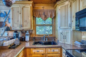 Fridge, microwave, oven, stovetop - Soaring Hawk The `Ultimate` Log Cabin with EPIC Breathtaking Views|Hot Tub|Pets Welcome (Sautee Nacoochee)