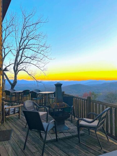 Ultimate Log Cabin Experience with EPIC Breathtaking Views