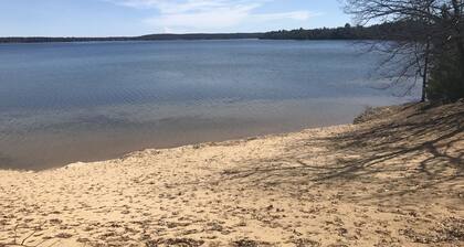 Détendez-vous au Hilltop Cottage - By Lake Margrethe * Pet Friendly * Game Room *