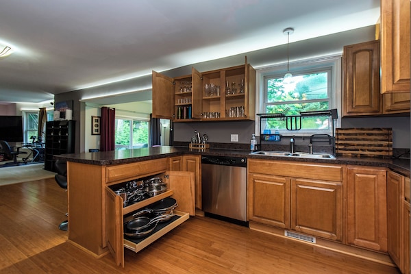 KĂŒhlschrank, Mikrowelle, Ofen, Herdplatte