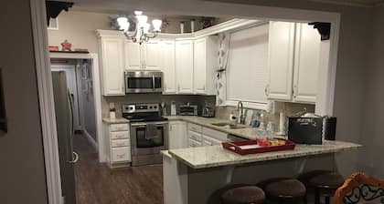 •Whole House Sleeps 10 • 6 min from Airport|Downtown