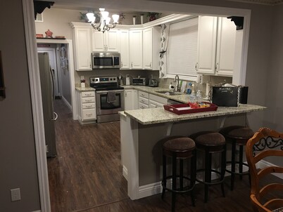 •Whole House Sleeps 10 • 6 min from Airport|Downtown