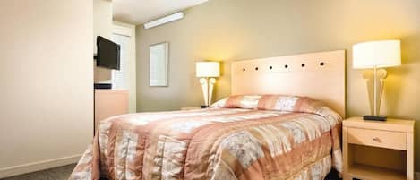 Suite, 3 dormitoris, vistes parcials a l'oceà | 1 dormitori, caixa forta a l'habitació i planxa i posts de planxar