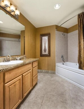 Ensemble baignoire-douche, articles de toilette (gratuits)