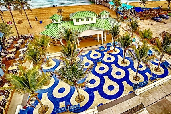 På stranden, solstolar och strandhanddukar