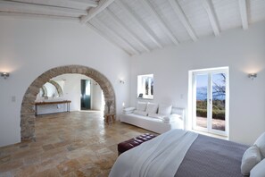 9 chambres, coffres-forts dans les chambres, bureau