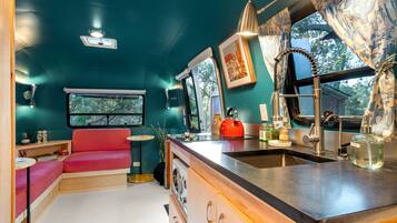 Kühlschrank, Mikrowelle, Herdplatte, Wasserkocher mit Kaffee-/Teezubehör