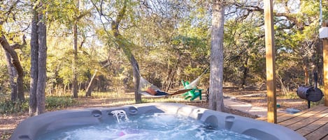 Outdoor spa tub