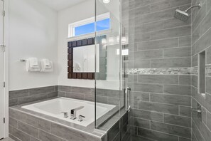 Combined shower/tub, hair dryer, towels