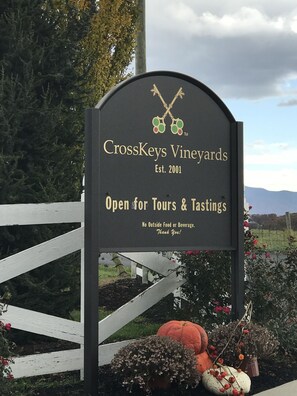 Un cartel para CrossKeys Vineyards con logotipo, año de fundación e información sobre visitas guiadas y degustaciones.