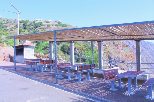 Studio Two | Ocean View | Perfect Budget Couple's Retreat with Free WIFI and BBQ